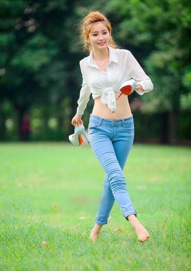 牛仔裤 小姐姐卷边修身牛仔裤,搭配白色衬衫,洋溢着青春的味道