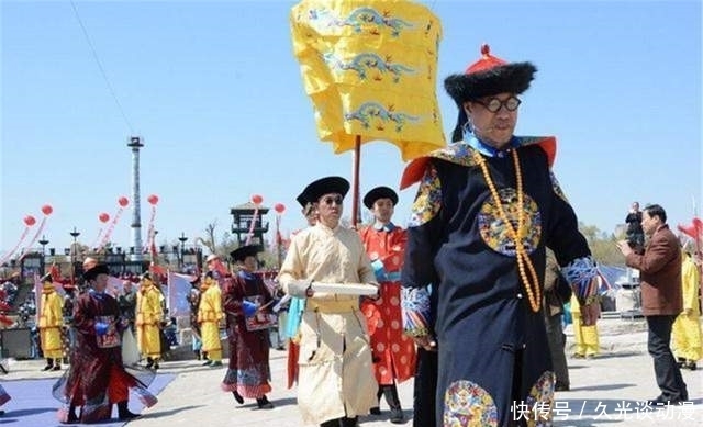  后裔|男子自称乾隆后裔，手上戴价值3亿扳指，经常身着龙袍去祭祖