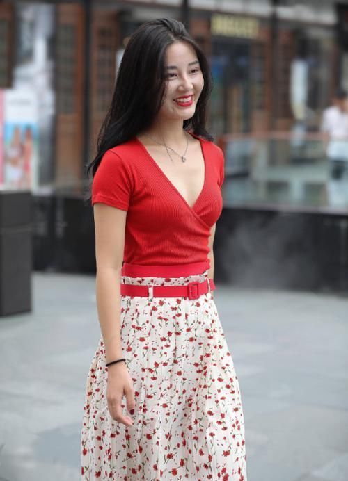少女|街拍：红衣少女真美丽，朴素装扮难挡她的青春魅力