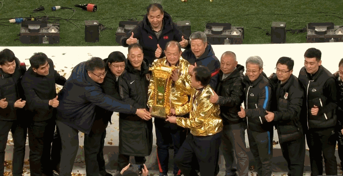 加冕|山东泰山继捧得中超冠军后再度加冕足协杯冠军,荣膺双冠王!