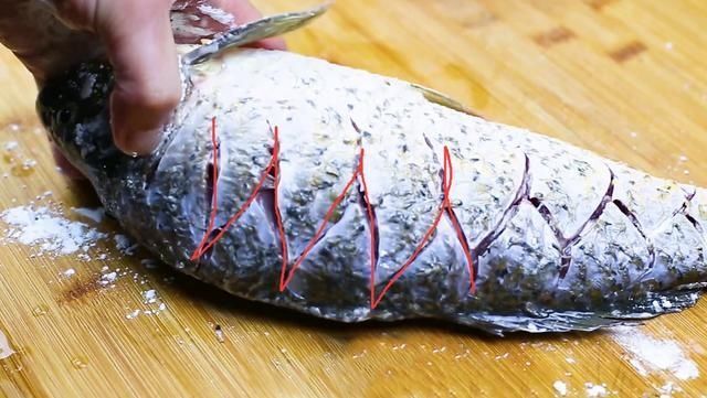 鲤鱼|厨师长教你：“红烧鲤鱼”的家常做法，汤汁浓郁，鱼肉细嫩，收藏