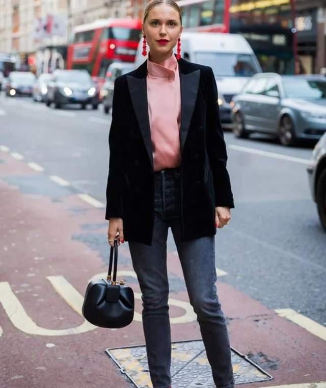 最近火了一件外套叫“丝绒外套”，时髦高级又保暖，关键是还显贵