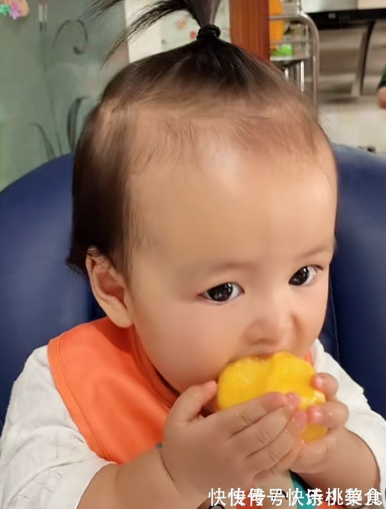 锻炼|榨成汁、切成块?1岁以下宝宝吃水果三不要,这样做有营养还防噎