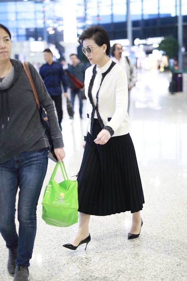 黑白配|杨澜真是“60后的骄傲”,小香风外套配百褶裙端庄稳重,高贵典雅