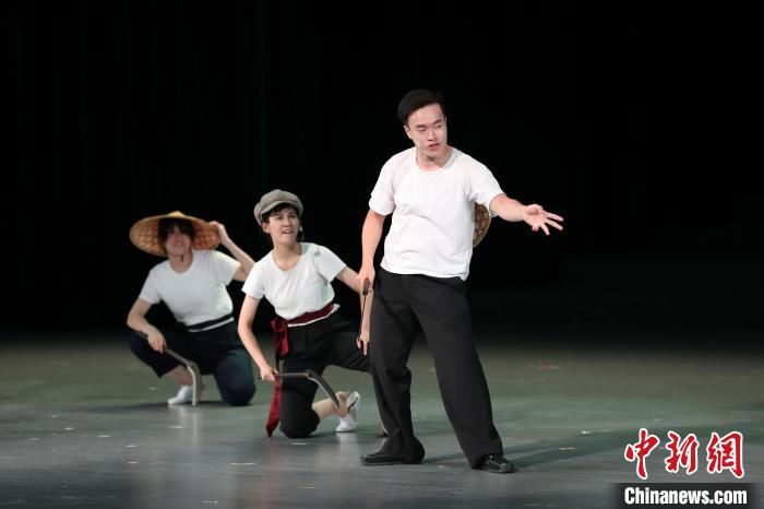 贵州大学|澳门青年原创话剧《苦尽甘来》在贵阳上演