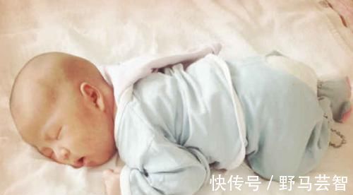 宝宝|宝宝爬着睡的好处你知道吗 别在强行给孩子翻身了, 顺其自然才好