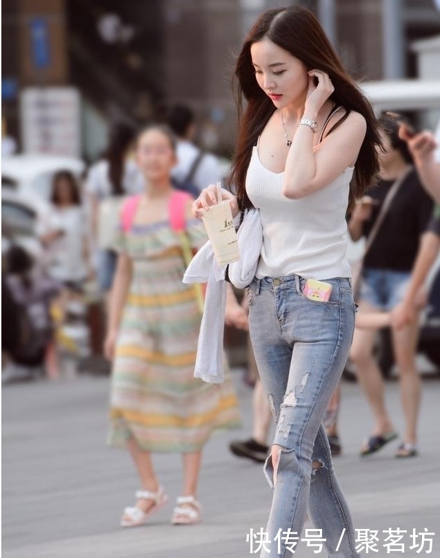 街拍美图：潮人的穿搭必备，展现无限的魅力，让你成为聚众焦点！