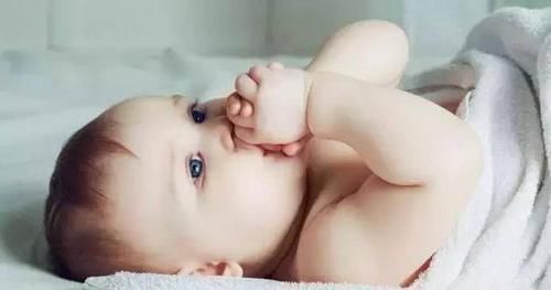 口欲期|宝宝“吃手”背后暗藏怎样的心理很多父母至今都不明白