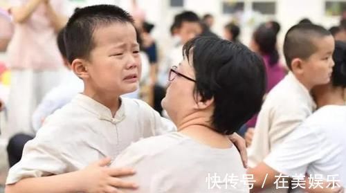 牙齿|8岁男童长出“双排牙”,被拔掉时疼哭了,得知原因后奶奶崩溃