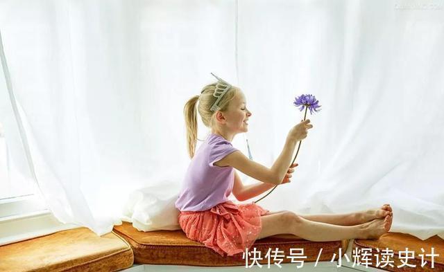 天性|宝宝偷用妈妈的化妆品,妈妈当场疯狂尖叫,网友:老母亲心在滴血