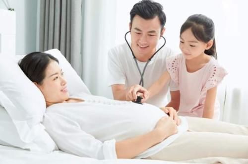 产房外小女孩抱着被子等妈妈，护士劝她回房间，小孩回答让人鼻酸