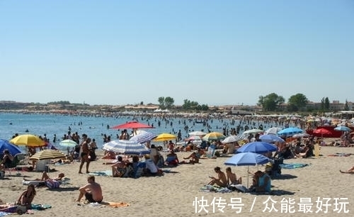 裸体税|世界最“开放”的小镇,男女都不喜欢穿衣服,有一种人禁止入内