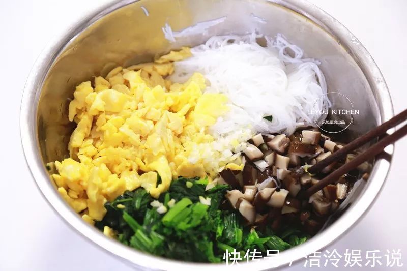 在家做馅饼，和面很重要，照着做馅饼皮薄馅大，放凉了也软软的