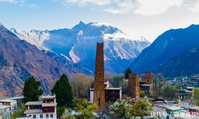 这里比甲居藏寨隐蔽，百年梨花开满山，仿若世外桃源