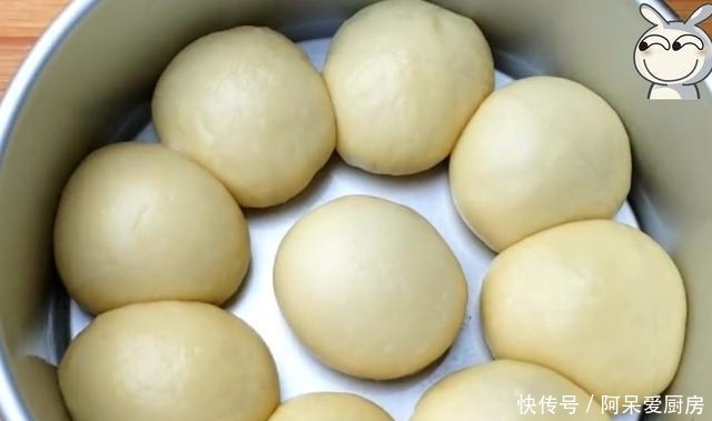 家里有苹果可以这样做，加一碗面粉，不烤不油炸，柔软拉丝，好吃