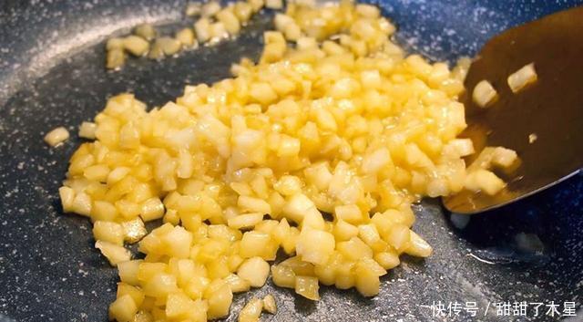 苹果|不用揉面不用起酥，就能做出酥脆可口的苹果派，一口咬下料超足