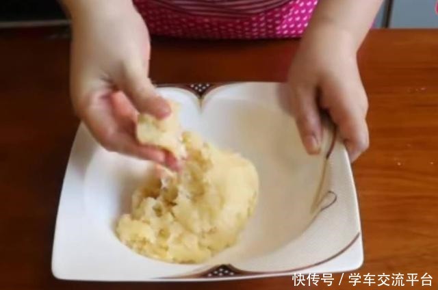 别炸油条了,一碗面粉一个鸡蛋,在家做酥脆小吃,比油条好吃多了