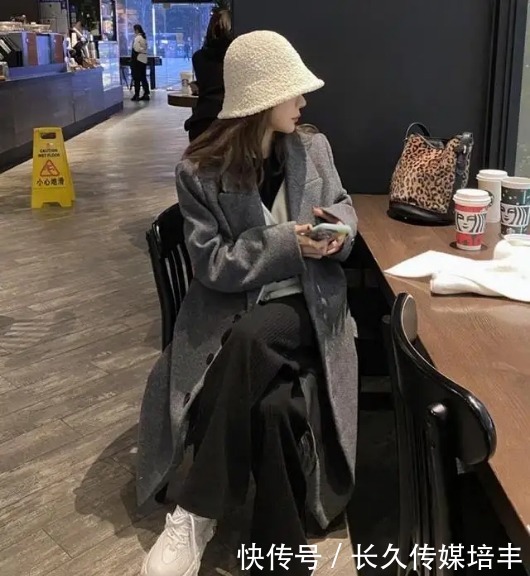 今年春天穿大衣，建议搭配这几种“经典款裤装”，时髦又耐看