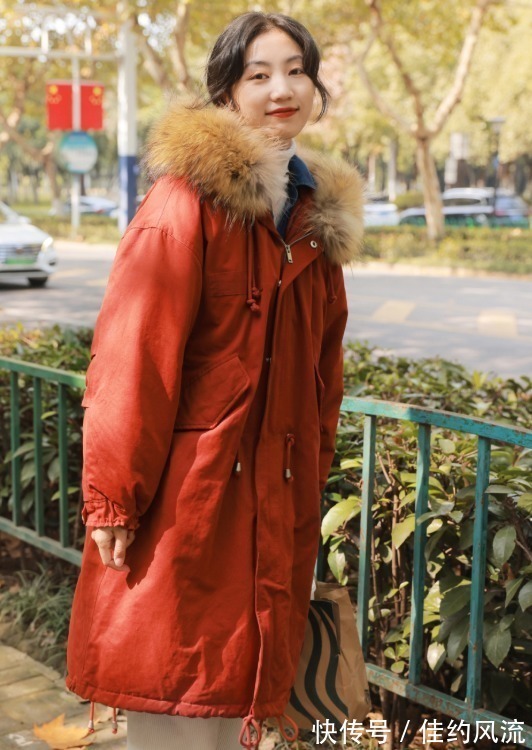 小姐姐 今年流行“羽绒服+小白裤”,保暖舒适又清爽,日常百搭不挑人