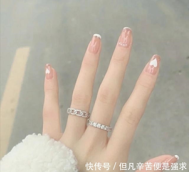 女生除了涂抹护手霜以外,再做好这些事,养成白皙的“纤纤玉手”