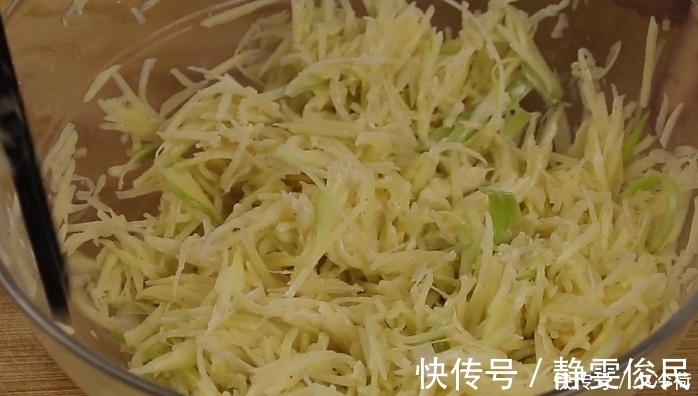 一个勺子|土豆不要炒着吃了,2分钟教你最新做法,金黄酥脆,比薯片还好吃