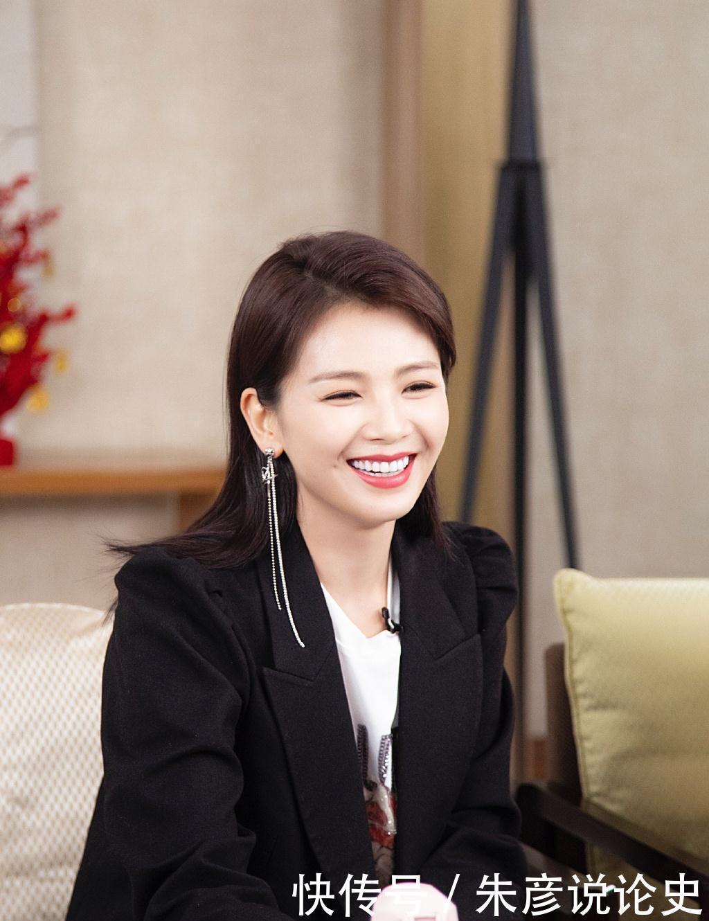 45岁女人显年轻的发型有哪些?中长直发或卷发都很好,时尚又优雅