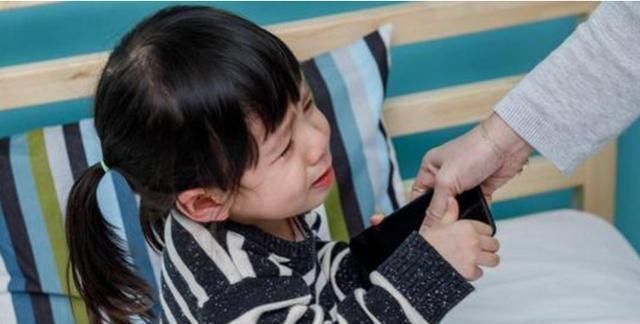 爸爸|孩子几岁配手机最好?教育家:不是10岁也不是15岁,这个年纪刚好
