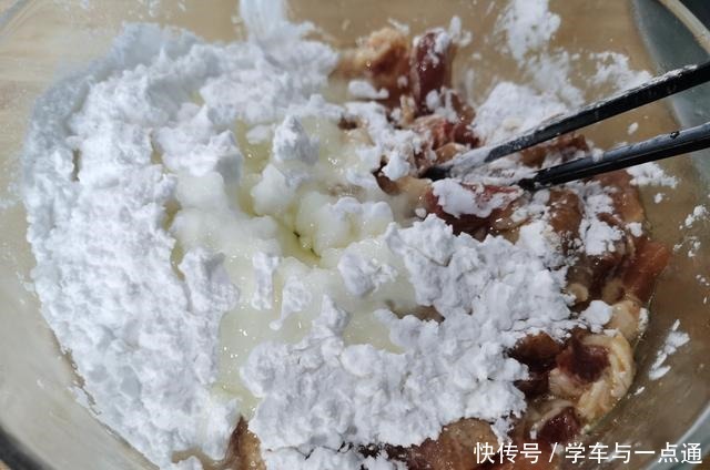  炸酥肉时，很容易出现“脱壳”现象，我来教你怎样解决这个问题