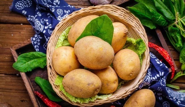 家里的土豆放久了就长芽了教你3招，久放也不长芽不变色