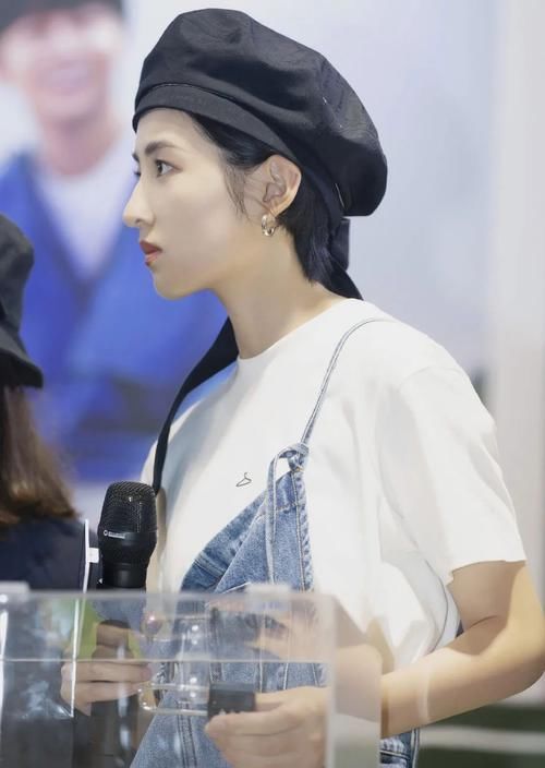飘带|张子枫如今都成大美人了！戴上飘带贝雷帽，美成动漫里的女主角了