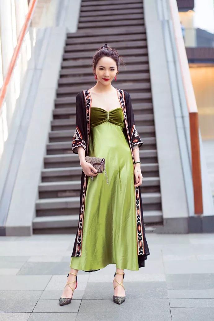 小姐姐 吊带连衣裙比较修身,不过搭配一双绑带凉鞋,非常的显气质