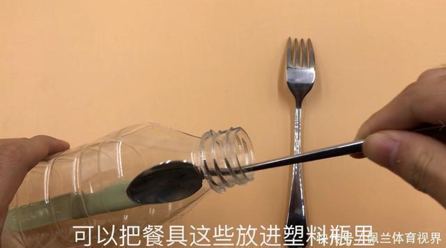 把毛巾塞进塑料瓶里,全家人都要抢着用,要是早知道就好了