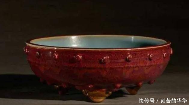 收藏家看上老农的“烟灰缸”,用两包烟交换,后来拍卖出180万