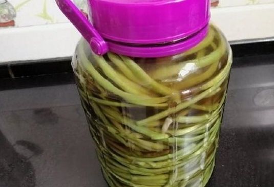 酸豆角是不用焯水，许多人都弄错了，难怪泡的不脆不酸不爽！