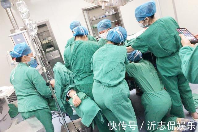 分娩|产妇刚刚顺产结束,在产床上说自己“想上厕所”,医生准备手术