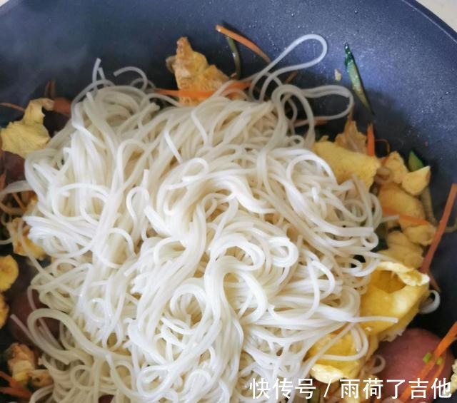 面条|面条别在水煮了,搭配蔬菜作为炒面,营养丰富,好吃到舔盘!