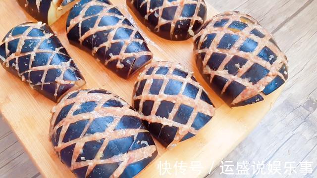 美味|在茄子上切出菠萝纹，塞上猪肉，30分钟后变美味，很解馋