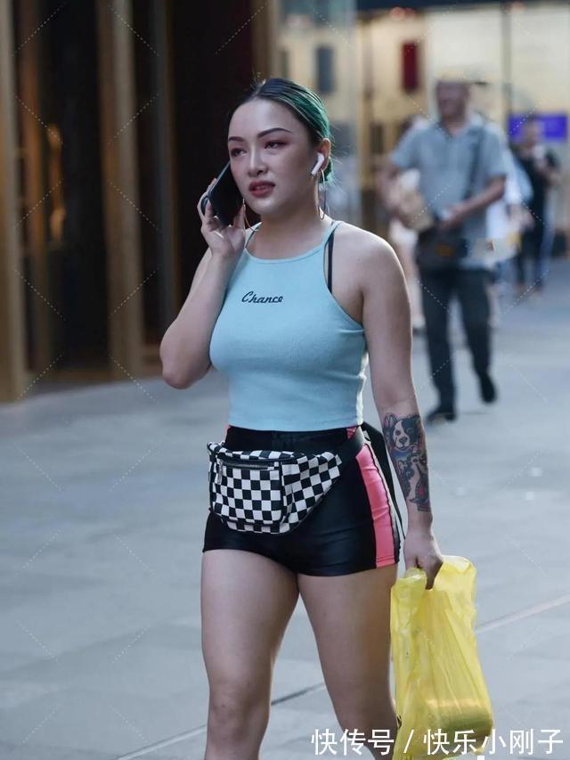 百搭 美女一袭简约的打底裤,拉长身材比例,搭配得好