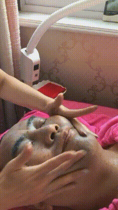 |搞笑GIF趣图:大哥,下次能不能把胡子再刮刮,真的很扎手