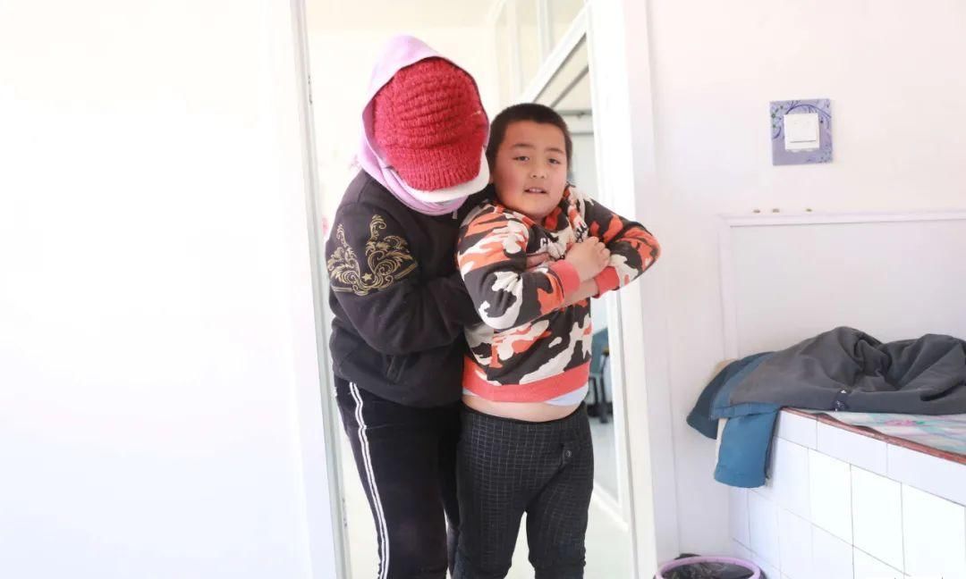 6岁男童成“玻璃人”,不敢玩不敢交朋友,向奶奶哭诉:我好孤独