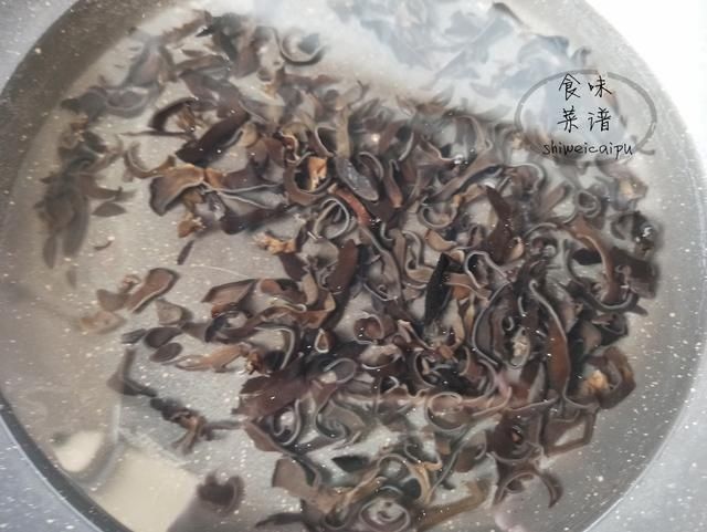 搅拌均匀|韭菜怎么搭配才好吃？分享5种不同的做法，鲜香又美味，老少皆宜