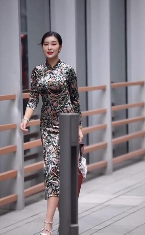 旗袍风格复古又优雅，骨子里散发高贵气息，绽放“御姐”的一面