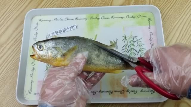今天才知道,刮鱼鳞只需一个塑料袋,不飞溅不脏手,简单实用