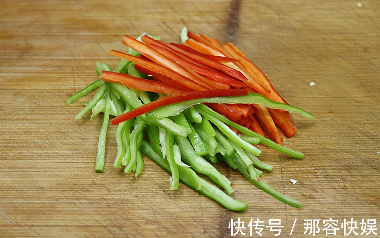 这道菜|家常菜茶树菇炒肉丝，肉丝鲜嫩，茶树菇干香，再挑食的孩子也爱吃
