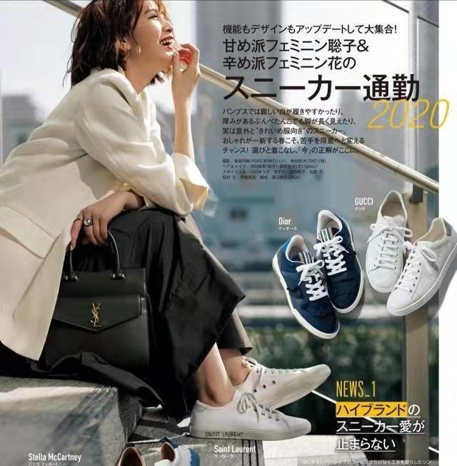 黑白色 秋天靴子已经失宠了,今年流行帆布鞋,时尚减龄!