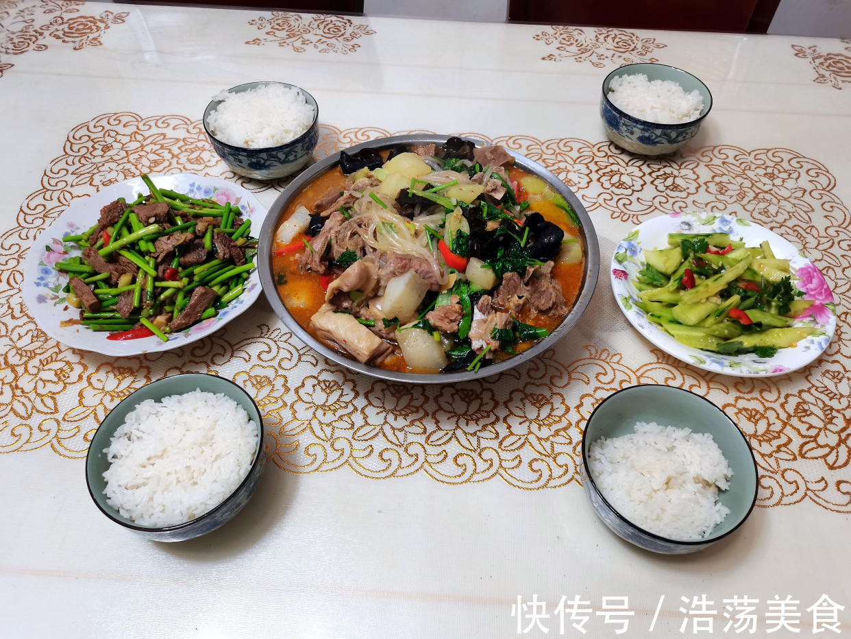 吃肉|大锅炖肉大盆上肉，手抓着排骨大口吃肉，这吃法解馋