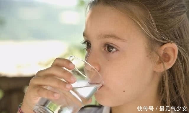 白开水|白开水是免费的“长寿药”,但是这2个时间段尽量别喝,了解一下