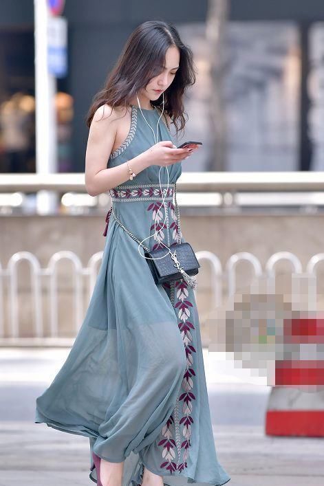 街拍窈窕女生身材让人羡慕,这就是潮女们喜欢健身的原因