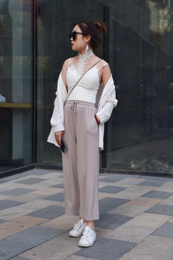 身材高挑|美女梳了一个高高的辫子,长袖上衣配微喇叭裤,在舒适中绽放唯美气息