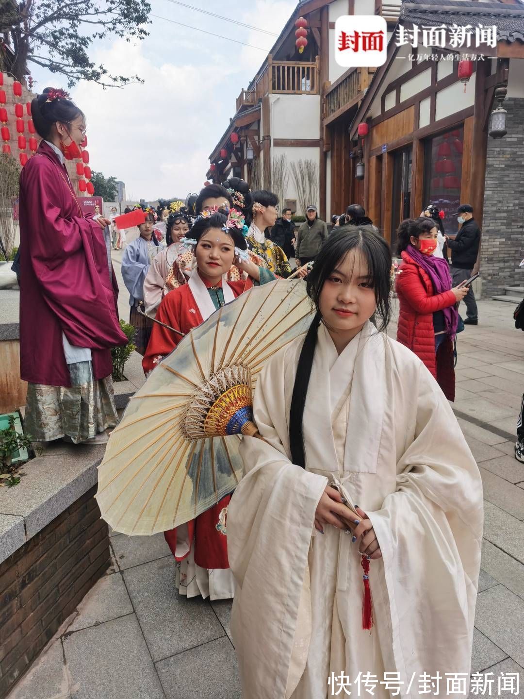 老街|四川自贡自流井老街数十名汉服爱好者惊艳出圈 30岁小伙常穿飞鱼服出街：现在很多人接受汉服